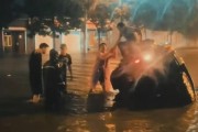 呼和浩特路面塌陷一私家车栽入坑中路人拿锤子破窗救人