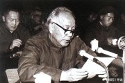 金寨县会议上万里哽咽怒问：一家四口只有一条裤子何颜以对啊