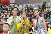 央视60岁主持人曾媛露面身体发福致难辨认穿连衣裙高跟鞋献唱