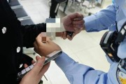 破窗、夺刀！ 镇出所民警一天内紧急救助两名轻生女