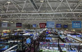 中际旭创、新易盛、网传Oracle主供商现身光博会 16T样品集中亮相 也有从业者担心AI泡沫